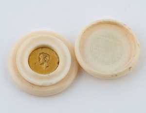 DUKE OF WELLINGTON miniature gold medallion housed in a turned ivory circular miniature box, engraved with crown and monogram, early 19th century, the box 2.2cm diameter