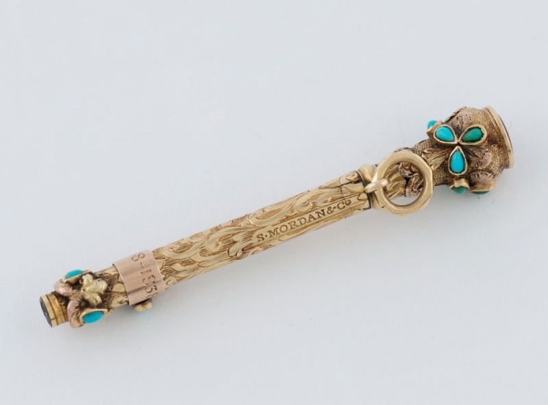 An antique 15ct gold retractable pencil, adorned with polished turquoise and amethyst seal top, 19th century, 5cm long