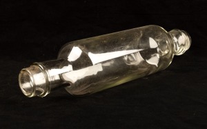 A vintage clear glass rolling pin with capped moulded end, 36cm wide, 8cm diameter.