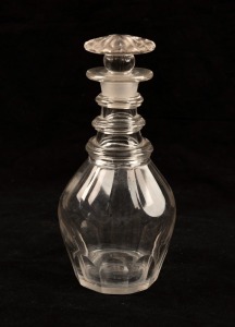 An antique English faceted glass decanter with triple ring neck and target stopper, 19th century, 21cm high