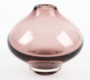 Riihimäki Lasi Finish pink art glass vase, engraved factory mark to base, 11cm high