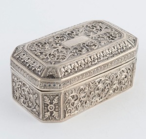 An antique Indian silver snuff box, 19th century, 9.5cm wide, 144 grams