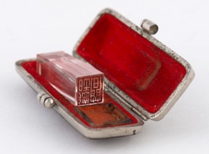 An antique Chinese carved glass seal in fitted leather case, early 20th century, the case 7cm wide