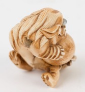 An antique Chinese carved marine ivory Foo dog ornament, 19th/20th century, ​​​​​​​3cm high, 4.5cm long - 2