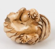 An antique Chinese carved marine ivory Foo dog ornament, 19th/20th century, ​​​​​​​3cm high, 4.5cm long - 3