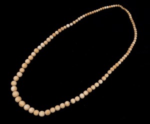 Antique graduated bead necklace 19th/20th century, 95cm long.