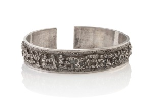 A rare antique Chinese silver bangle decorated with numerous figures, Qing Dynasty, 19th century, ​​​​​​​7.5cm wide, 54 grams