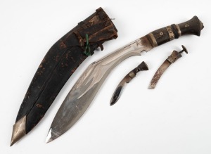 KUKRI knife with horn handle and leather scabbard, 20th century, 42cm overall