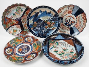 Imari porcelain fruit bowl and four assorted Imari platters, mixed vintages, (5 items), the bowl 33cm diameter