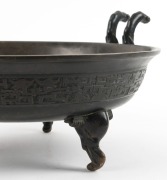 An antique bronze censer in the archaic style, Qing dynasty, 19th century, six character seal mark to base, ​​​​​​​16cm high, 41cm wide - 4