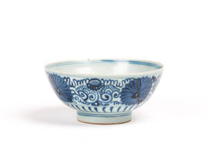 A Chinese blue and white chrysanthemum bowl, mark to base, Ming Dynasty, early 17th century, 15.4cm diameter