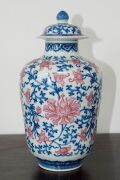 A pair of Chinese blue and white porcelain vases with famille rose enamel decoration, 19th/20th century, Guan Xu mark to bases, 27cm overall - 4