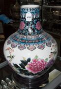 A Chinese porcelain vase decorated with peonies and birds, on carved wooden stand, late 20th century, ​​​​​​​45cm high - 3