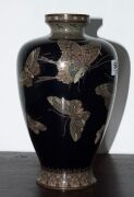 A fine Japanese cloisonne vase in the manner of HAYASHI KODENJI, adorned with butterflies, Meiji Period, 19th/20th century, 25cm high - 14