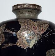 A fine Japanese cloisonne vase in the manner of HAYASHI KODENJI, adorned with butterflies, Meiji Period, 19th/20th century, 25cm high - 15
