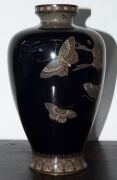 A fine Japanese cloisonne vase in the manner of HAYASHI KODENJI, adorned with butterflies, Meiji Period, 19th/20th century, 25cm high - 17
