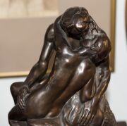 (after) AUGUSTE RODIN, "The Kiss", cast bronze statuette on ebonized plinth, ​​​​​​​32cm high - 5