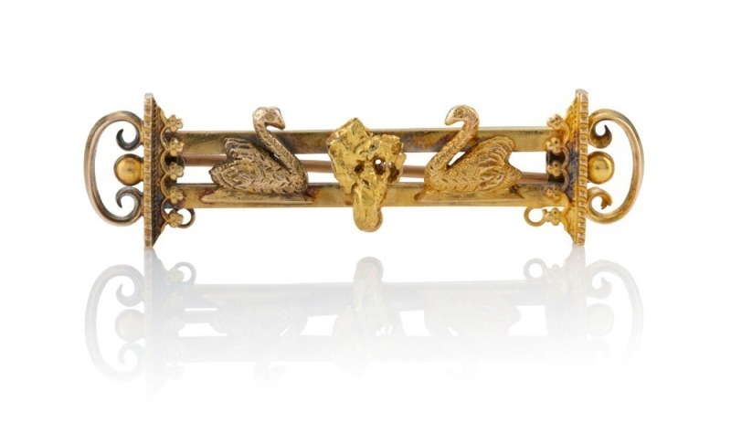 CHARLES HENRY MAY (attributed) of Perth Western Australia, 18ct yellow gold double bar brooch adorned with gold nugget specimen flanked by swans, 19th/20th century, stamped "18ct", ​​​​​​​5cm wide, 5.8 grams