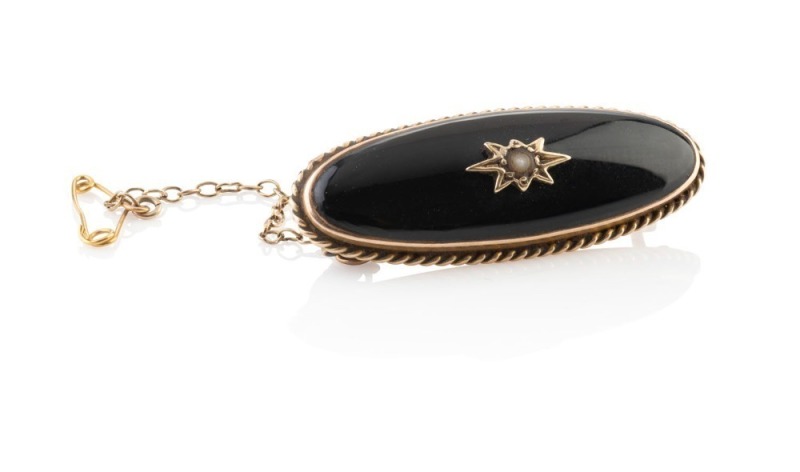 HERMAN FINCKH antique Australian 15ct gold oval mourning brooch, set with a seed pearl in star surround on black onyx, 19th century, stamped "FINCKH, 15ct", ​​​​​​​3.6cm wide