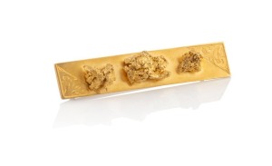 PETER DICK antique New Zealand 18ct gold bar brooch, set with three handsome gold nugget specimens, 19th century, stamped "P. DICK, 18c", ​​​​​​​5cm wide, 9.2 grams