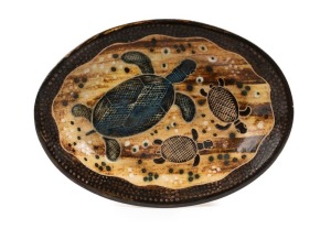 CARL COOPER oval pottery plate with turtle decoration, incised "Carl Cooper, Australia", ​​​​​​​22cm wide