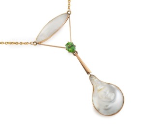 INGRAM BROTHERS of Melbourne, antique 15ct gold and natural pearl shell negligee necklace, set with a green stone, early 20th century, stamped "INGRAM BROS. 15ct", the chain 40cm long, the pendant 6cm high, 9.5 grams total