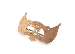 A.I.F. WW1 period 9ct rose gold brooch depicting a Vickers machine gun flanked by the Australian and British flags, engraved "M.C.S. A.I.F.", rare. Stamped "ALFRED, 9ct", 3.5cm wide, 2.5 grams