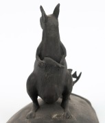 GERRY WEDD&nbsp;"Kanguru" pottery sculpture, titled on base, incised "Wedd, 2013", ​​​​​​​18cm high - 3