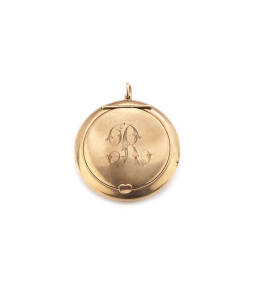 COMPACT: 9ct gold compact. 19.84 grams.