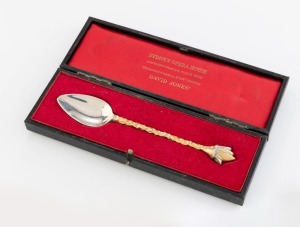 SYDNEY OPERA HOUSE silver spoon "Commemorative Piece, 1973, Designed and Made By STUART DEVLIN For David Jones", in original presentation plush fitted box, 14.5cm long, 38 grams