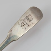 ALEXANDER DICK rare Colonial Australian silver tablespoon with engraved monogram "R.E.A." and rampant lion crest, circa 1830s, stamped "DICK" with anchor and date letter "D" plus castle mark, 22.5cm long, 80 grams. - 3