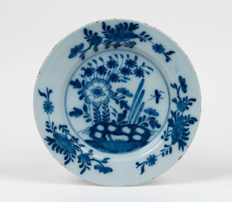 An antique English tin glazed earthenware blue floral plate, 17th/18th century, 22.5cm diameter