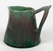 HARVEY SCHOOL green glazed pottery jug with burgundy highlights adorned with gumnuts and leaves, incised monogram to base "T.E.", ​​​​​​​13cm high - 3