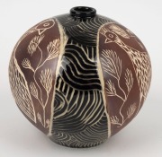 CARLENE THOMPSON "Tjulpu Mankulpa" (The story of Eagle, Cocky, Crow) sgraffito decorated vase in black and brown, incised "THO", 17cm high - 3
