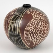 CARLENE THOMPSON "Tjulpu Mankulpa" (The story of Eagle, Cocky, Crow) sgraffito decorated vase in black and brown, incised "THO", 17cm high - 4