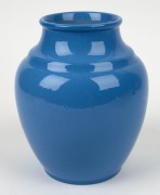 NEWTONE POTTERY impressive blue pottery vase decorated with hand-painted parrots, signed "DAISY MERTON", stamped "Newtone Pottery, Sydney, Hand Painted", 21cm high - 3