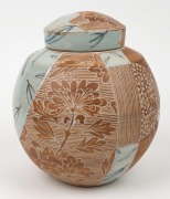 JANET De BOOS brown glazed lidded pottery vase, adorned with sgraffito decoration and hand-painted gum leaves in gloss blue, 22cm high, 19cm wide - 2