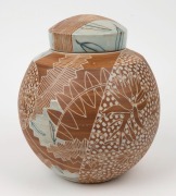 JANET De BOOS brown glazed lidded pottery vase, adorned with sgraffito decoration and hand-painted gum leaves in gloss blue, 22cm high, 19cm wide - 3