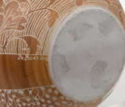 JANET De BOOS brown glazed lidded pottery vase, adorned with sgraffito decoration and hand-painted gum leaves in gloss blue, 22cm high, 19cm wide - 4