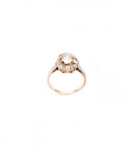 RING: 18ct gold ring set with 9 diamonds.