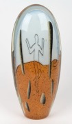 MAUREEN WILLIAMS Australian art glass sculpture with figures in landscape, engraved "M. Williams", 33cm high - 3