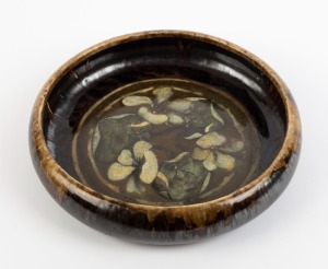 HARRY LINDEMAN pottery bowl decorated with hand-painted flowers, incised "Lindeman", 25cm wide