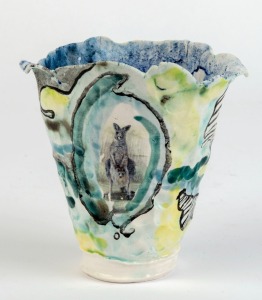 DAVID RAY pottery vase with hand-painted kangaroo decoration, signed "D.C.R. '04", 11.5cm high