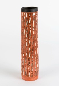 LES BLAKEBOROUGH cylindrical pottery vase, signed "L.B. '98", 26.5cm high