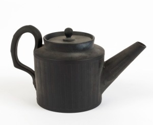 WEDGWOOD antique black basalt porcelain teapot, 18th/19th century, impressed "Wedgwood", 7.5cm high, 13.5cm wide