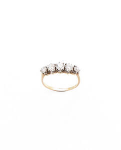 RING: 18ct gold diamond set ring. 2.54 grams