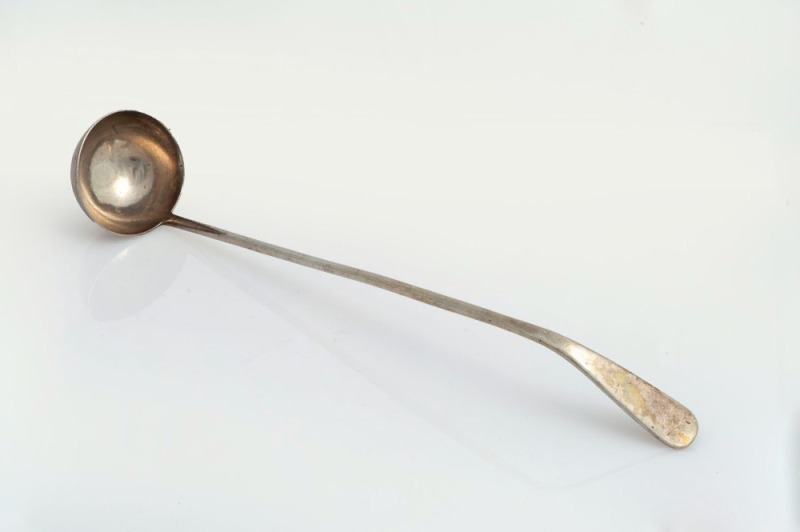 An English sterling silver ladle made by Walker & Hall, early 20th century, 35cm long, 152 grams