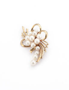 MIKIMOTO: 14ct gold and pearl brooch. 15.83 grams.