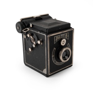 KAMERA-WERKSTÄTTEN: Pilot 6 SLR camera [#14576], c. 1936, with K.W. Anastigmat 75mm f6.3 lens.