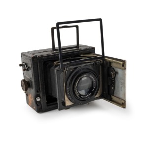 DALLMEYER: 4.5x6cm vertical-folding Speed Camera, c. 1925, with Pentac f2.9 fast lens [#107567].